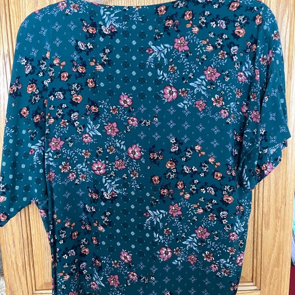 Blouse by Hippie Rose in M vee neck green with floral print tie front - Picture 4 of 6